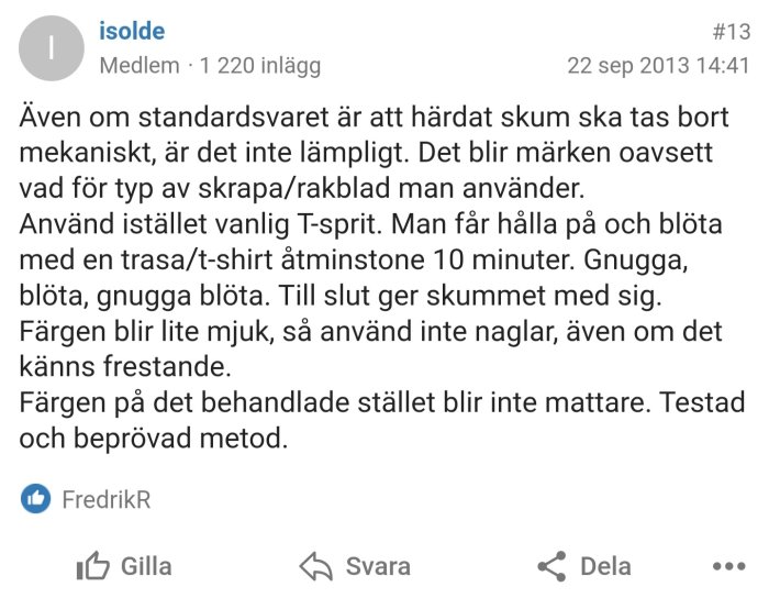 Skärmdump av ett foruminlägg med råd om borttagning av härdad skum med T-sprit och trasa.