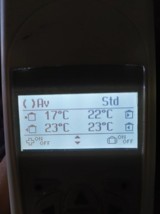 Fjärrkontrollens display visar temperaturinställningar, 17°C och 22°C med ikoner för olika funktioner.