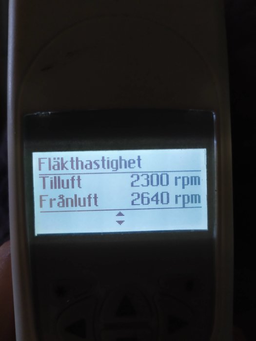 Fjärrkontrollens display visar "Fläkthastighet", "Tilluft 2300 rpm" och "Frånluft 2640 rpm".