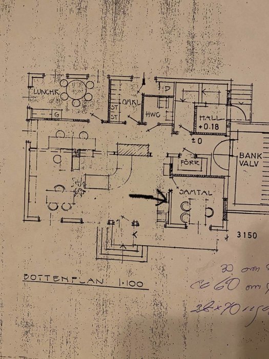 Handritad bottenplansritning av ett hus som visar rumsuppdelning och några måttangivelser.