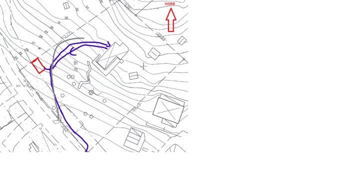 Situationsplan över tomt med terränglinjer, infartsväg (blå), tänkt attefallare (rött) och norrpil.