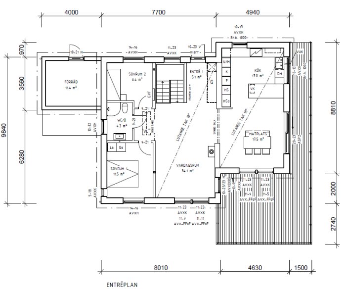 Ritning av ett hus entréplan med måttangivelser, som visar kök, vardagsrum och sovrum.