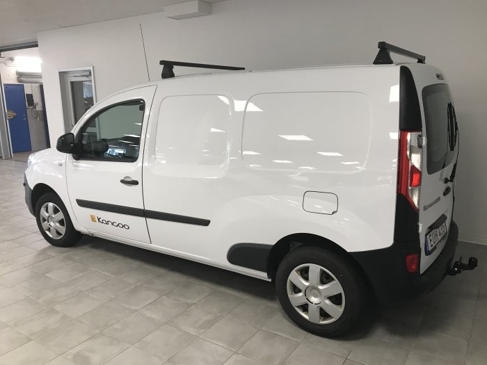 Vit Renault Kangoo Maxi -15 skåpbil parkerad inomhus.