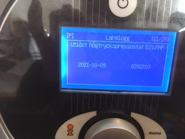 Displayvisning av larmlogg med utlöst högtryckspressostat E21.RHP och datumstämpel.