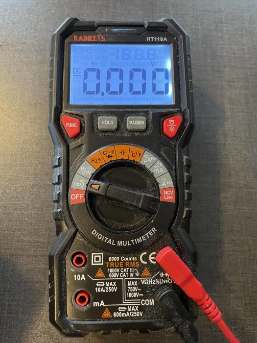 Digital multimeter visande en LCD-skärm och prober, används för att mäta elektriska värden.