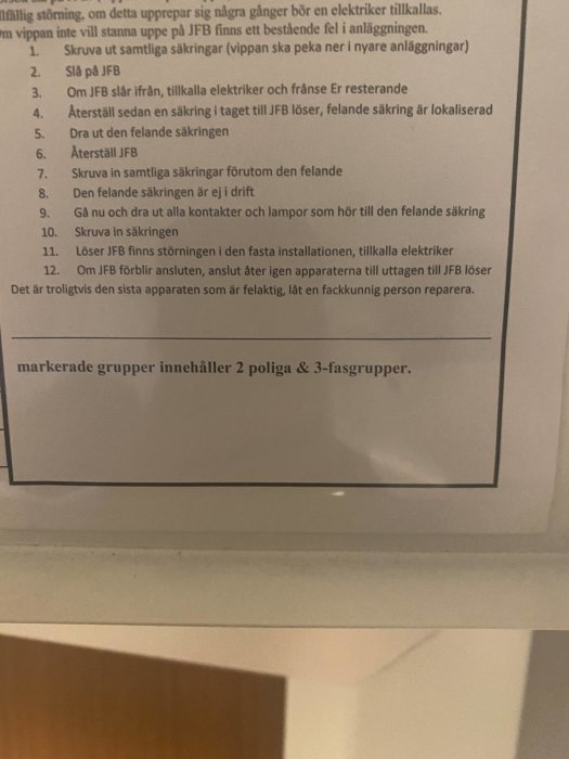 Instruktioner för felsökning av elsystem upphängda på en vägg.