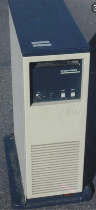 Vintage Zilog System 8000-datorplatsad på asfalt.