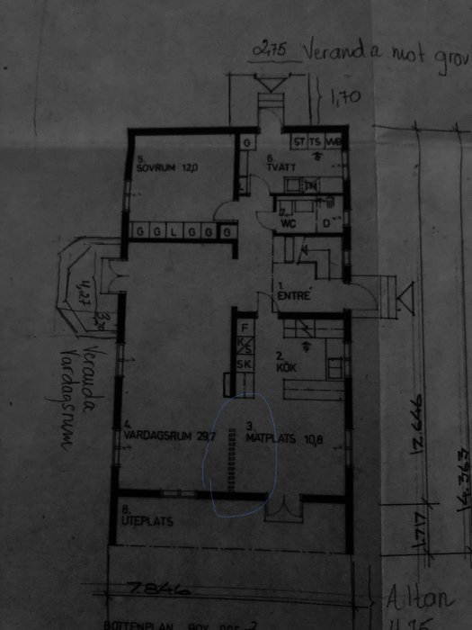 Svartvit ritning av bottenvåningen på ett hus från 1975, med en markerad vägg som potentiellt kan vara bärande.