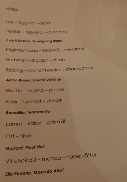 Menylista med rätter som lax, tonfisk och lamm samt tillhörande drycker som vin och champagne.