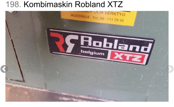 Logotyp på Robland XTZ kombimaskin med en etikett från återförsäljare.