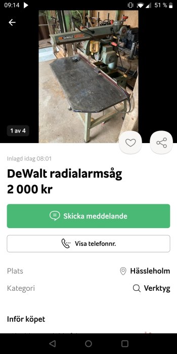 Begagnad DeWalt radialarmsåg på stativ utan hjul, visas i en verkstadsmiljö.