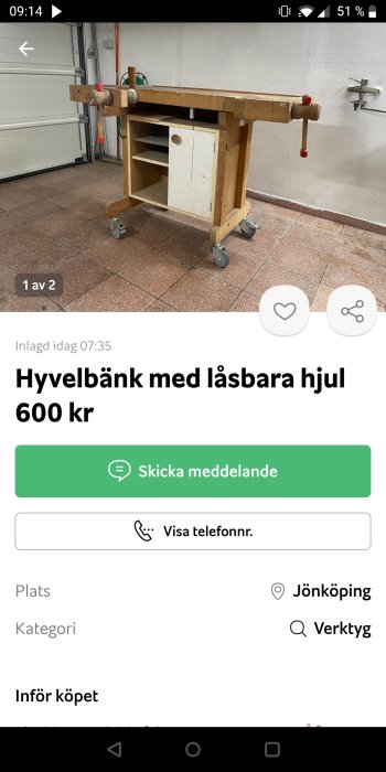 Hyvelbänk med låsbara hjul, träkonstruktion och vit skåpdörr, placerad i garage.