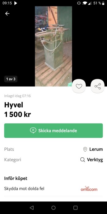 Begagnad hyvelmaskin till salu, står på en pall, i ett verktygsfylld verkstadsutrymme.