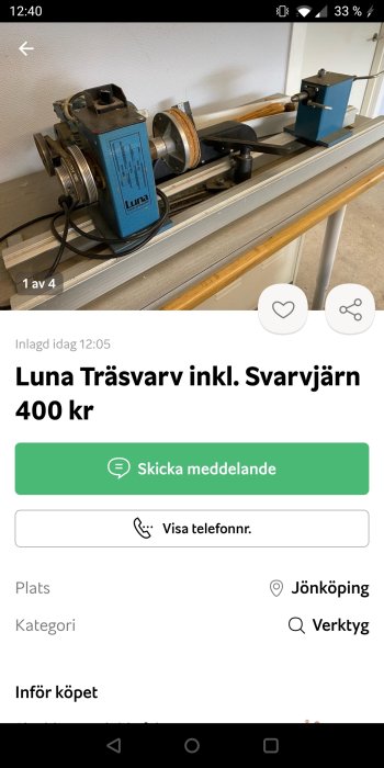 Blå Luna trävarv på ett arbetsbord inklusive svarvjärn, annonserad för 400 kr.