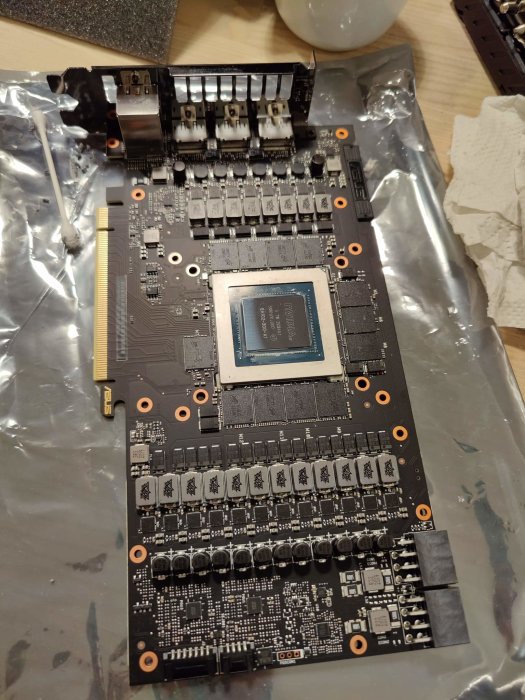 Nvidia RTX 3090 grafikkort demonterat och ligger på ett bord utan ESD-skydd.