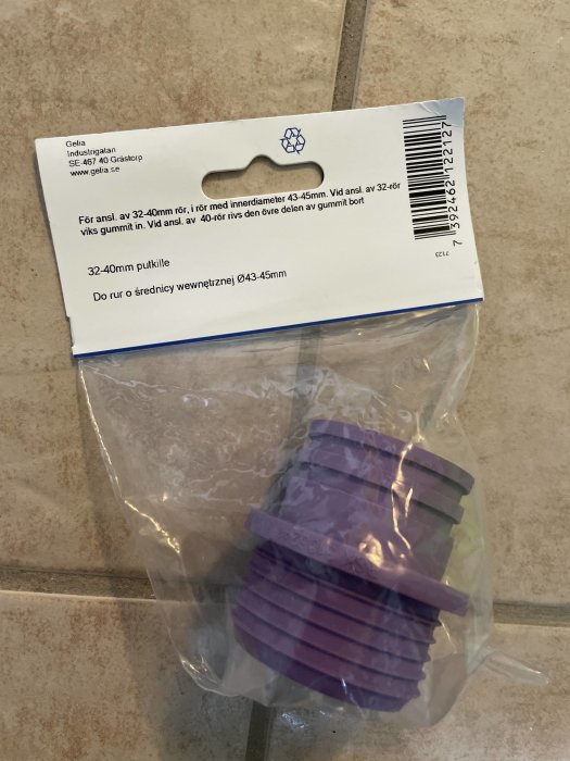 Lila Gelia gumminippel för rör i förpackning med etikett från JULA.