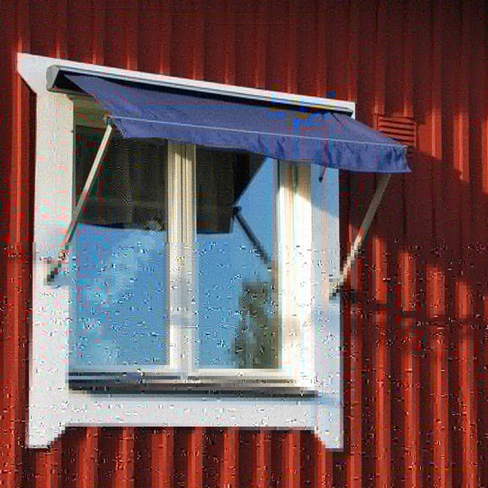 Vitt öppet fönster utan spröjs på en röd husvägg med markis uppe.