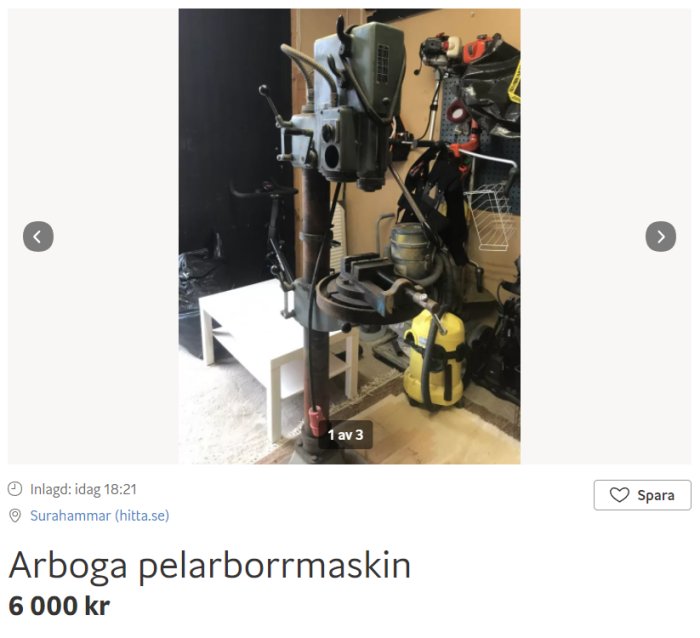 Arboga pelarborrmaskin i verkstadsmiljö med diverse verktyg i bakgrunden.