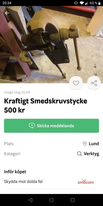 Skruvstycke med robust konstruktion monterat på ett bord, till salu för 500 kr.