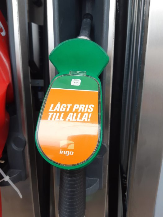 Bensinpump med skylt som säger "LÅGT PRIS TILL ALLA!" på en Ingo bensinstation.