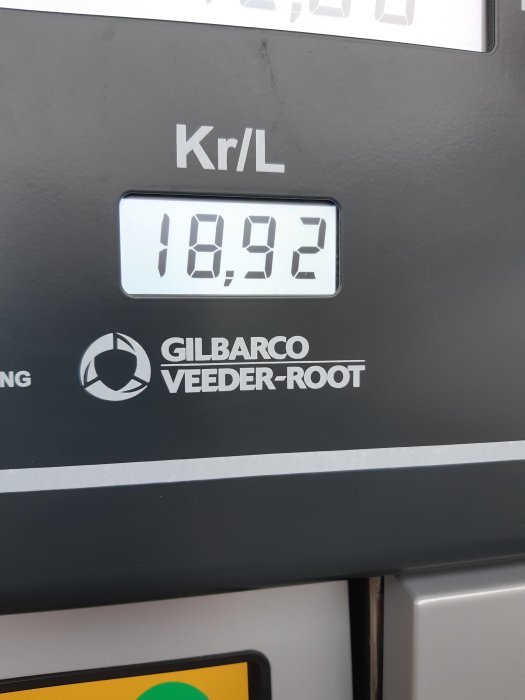 Bränslepumpdisplay visar priset per liter, 18.92 kr, på en Gilbarco Veeder-Root pumpstation.