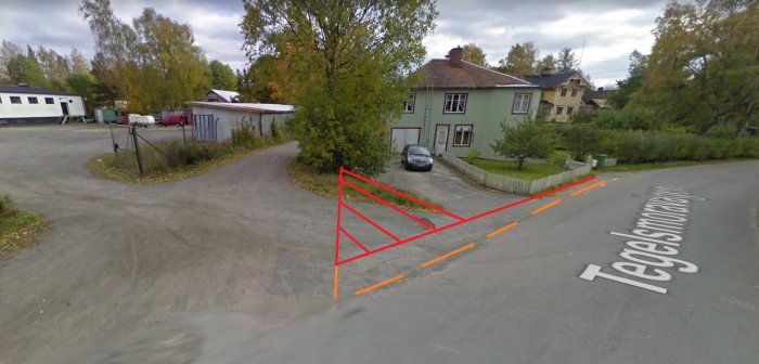 Street view-bild med röda och orangea linjer som visar diskutera tomtgränser vid ett bostadshus.