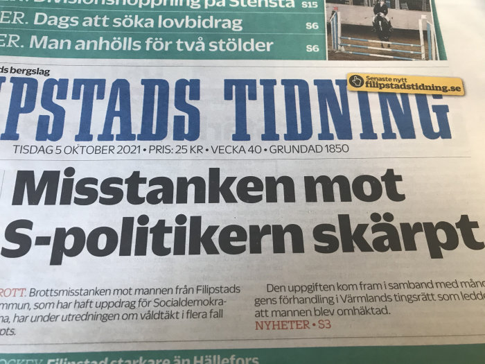 Tidningsrubrik om misstänkt våldtäkt med text "Misstanken mot S-politiken skärpt