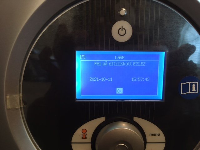 Display på en varmvattenberedare visar felmeddelande "Fel på eltillskott E21E2" med tidsstämpel.