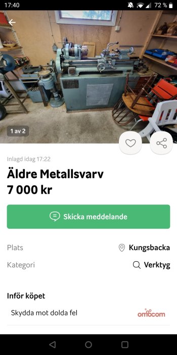 Verkstadsinteriör med en äldre metallsvetsmaskin, verktyg och oorganiserade föremål.