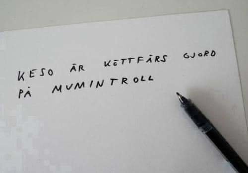 Handskriven text på papper med penna: "Keso är köttfärs gjord på mumintroll".