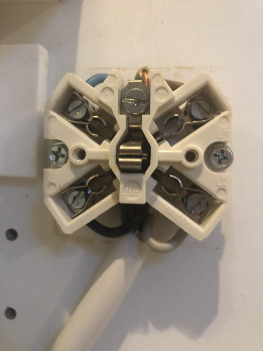 Elektrisk anslutning med flera kablar och kabelskor fastskruvade i en perilex-kontakt.