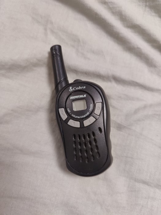 Portabel Cobra walkie-talkie på en ljustygsyta.