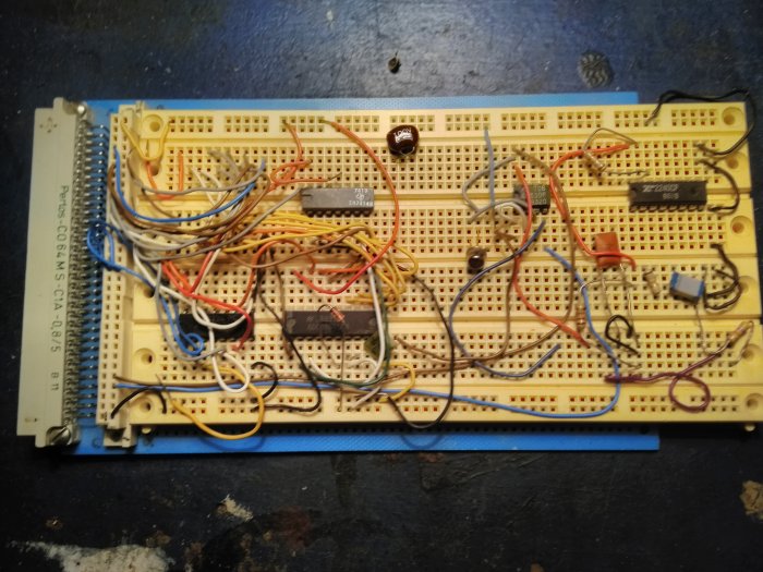 Prototypkort med olika elektroniska komponenter och trassliga kablar som visar upp en testkoppling.