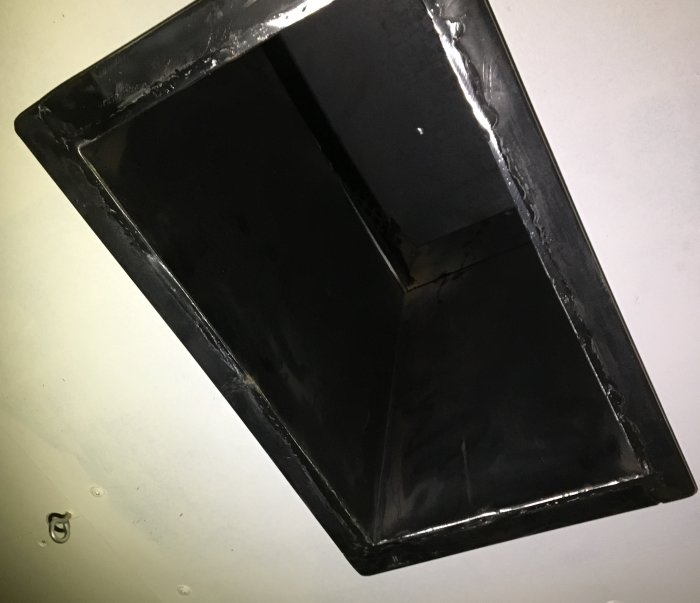 Vy underifrån av ett svart takinspektionshål som ser tätt och välarbetat ut.