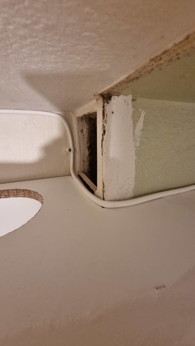 Öppning i en köksvägg visar en frånluftskanal i en renoveringssituation, med frågor om brandskyddskrav.