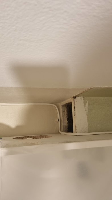 Ventilationskanal ovan köksstomme med synlig frånluftsanslutning i taket vid köksrenovering.