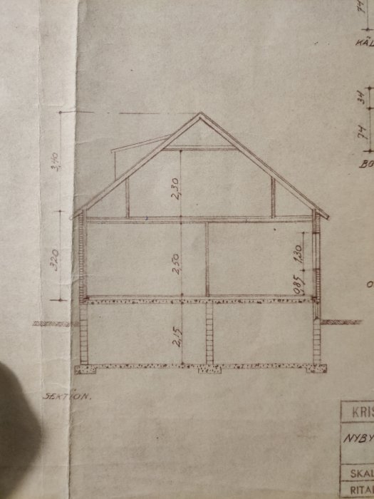 Handritad sektionsritning av ett hus som visar innerstruktur med måttangivelser.