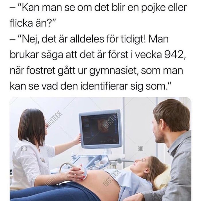 Gravid kvinna på ultraljud med partner och sjuksköterska som visar skärm, vitsig text om fosterets kön.