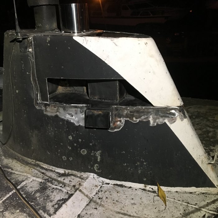 Svetsat och icke färdigställt skorstensgenomföring på en båt, med fokus på den grova svetsningen.