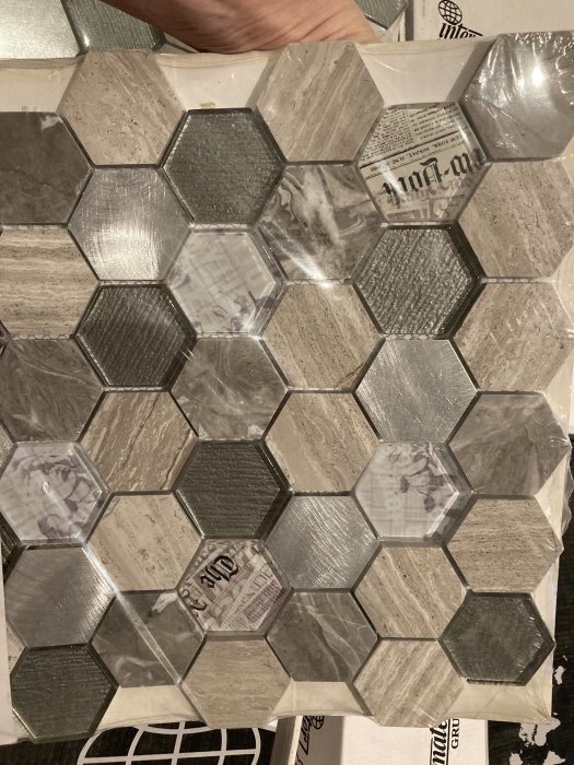 Hexagonalt mosaikkakel i nyanser av grått och vitt för väggapplikation.