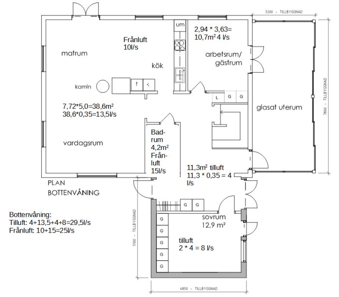 Ritning av bottenvåningen i ett hus med markerade ventilationssystem och luftflöden per rum.