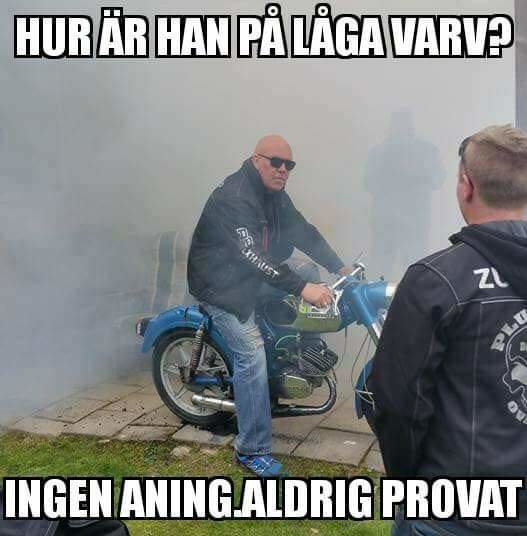 Man på moped i rök med text "Hur är han på låga varv? Ingen aning, aldrig provat