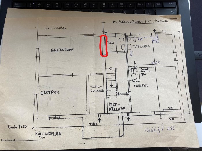 Arkitektritning av en källarplan med olika rum och en vägg markerad med rött som en användare överväger att riva.