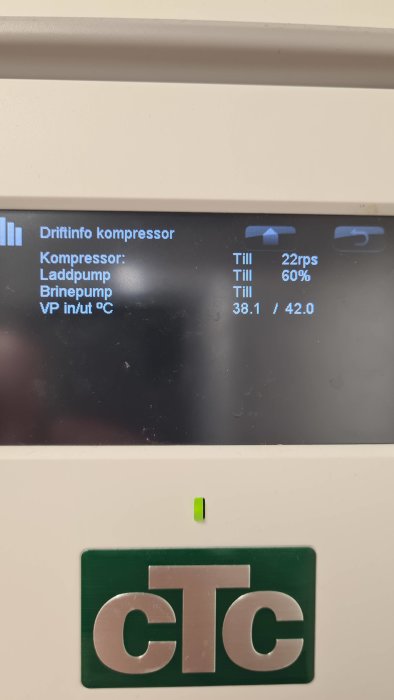 Digital display av en värmepump med driftinformation: kompressor 22rps, laddpump och brinepump aktiva, temperaturvärden visas.