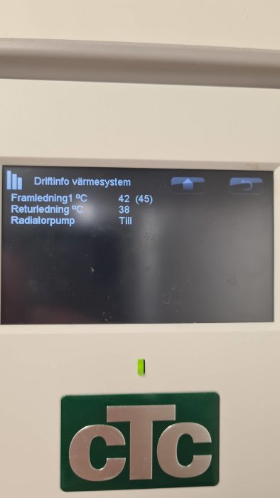 Display på värmesystem som visar driftinformation: framledningstemperatur och status för radiatorpump.