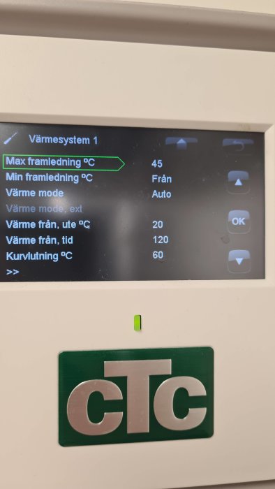 Display på en värmepump med inställningar för uppvärmningssystem visande max framledning och kurvlutning.