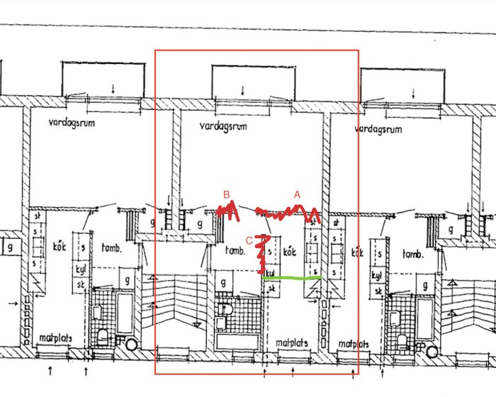 Plantegning af lejligheder med røde markeringer på væggene A, B, C, der skal fjernes, og en grøn markering for planlagt ny væg.