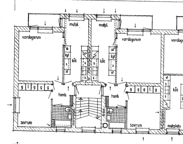 Plantegning af lejlighed med køkken, stue, soveværelse, og markerede vægge.