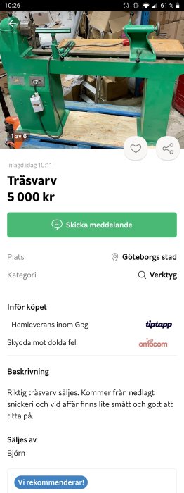 Grön träsvärv med verktygsstöd placerad i ett lagerutrymme.