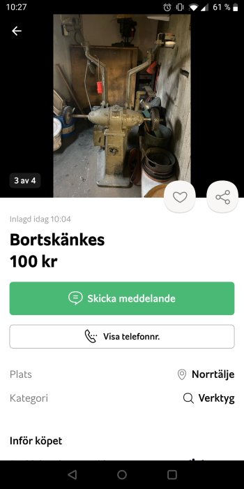 Äldre arbetsbänk med monterad skruvstycke i en rörig verkstad, annonstext erbjuder den gratis mot avhämtning.